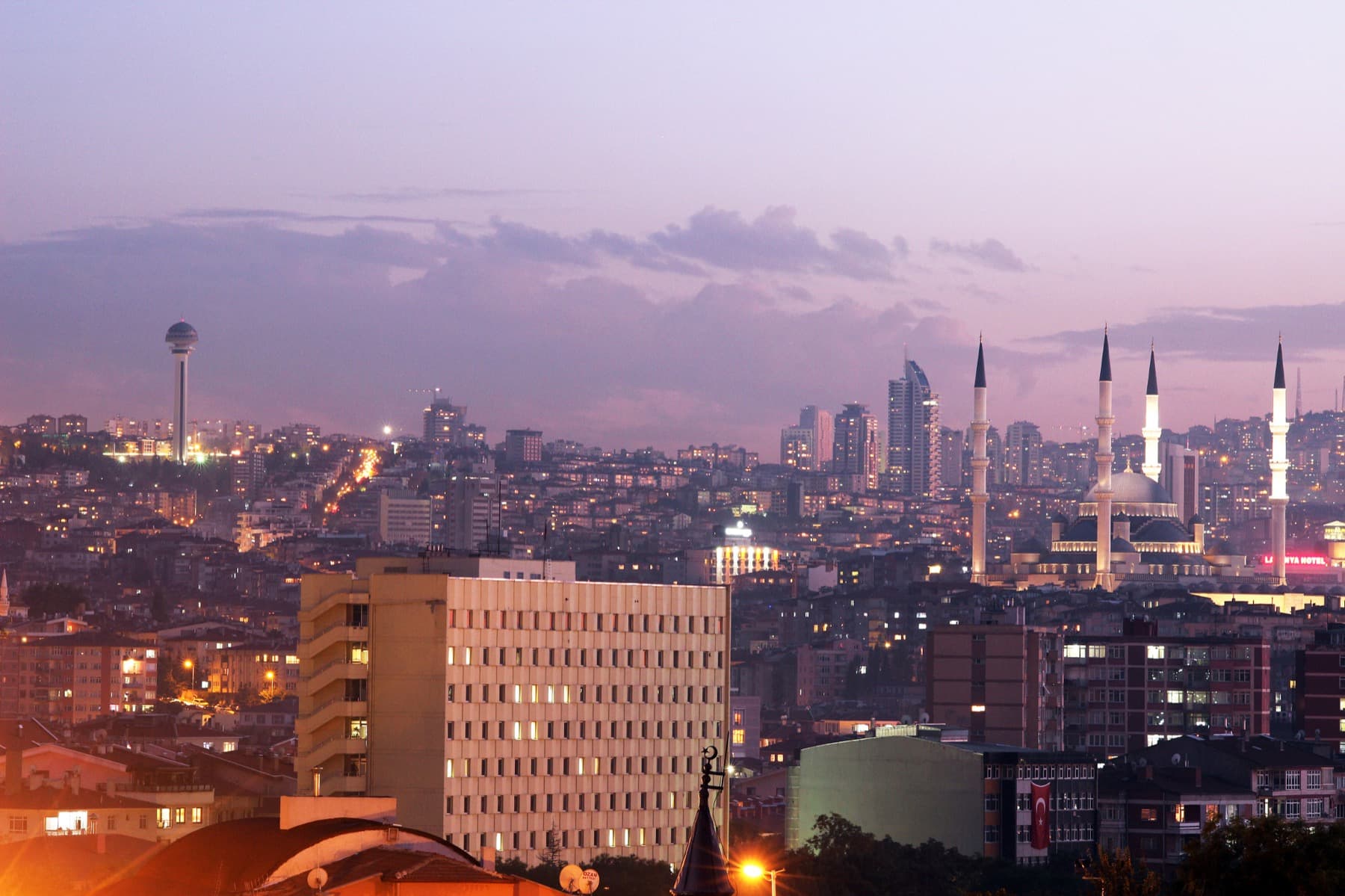 Akşam ışığında Atakule ve Ankara şehir manzarası
